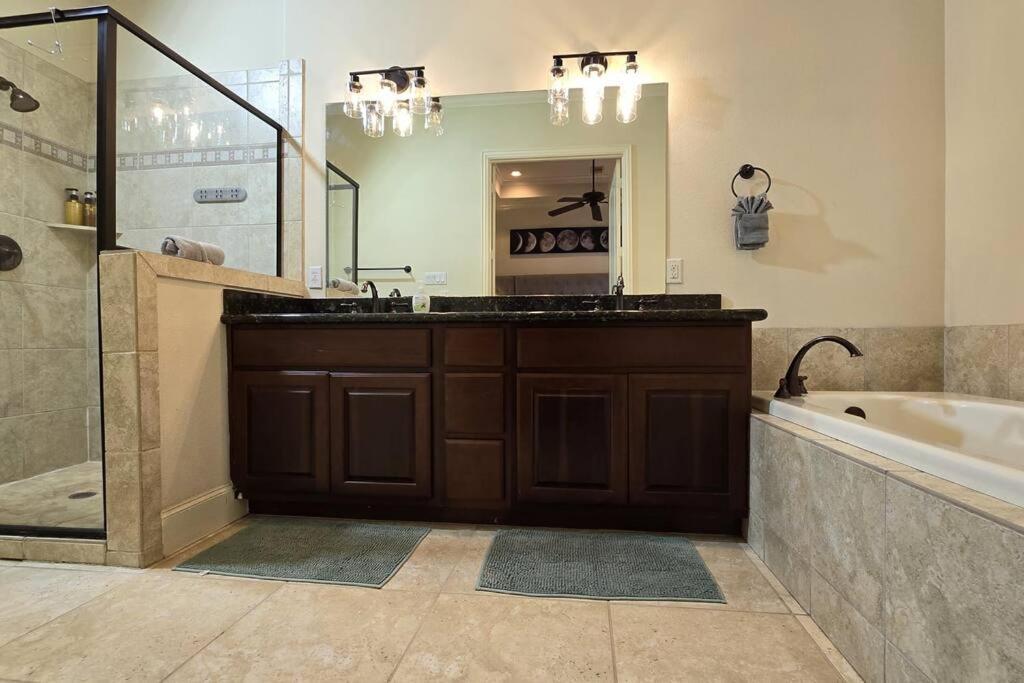 Modern Galleria Gem Private Jacuzzi 3 Br Houston Luaran gambar