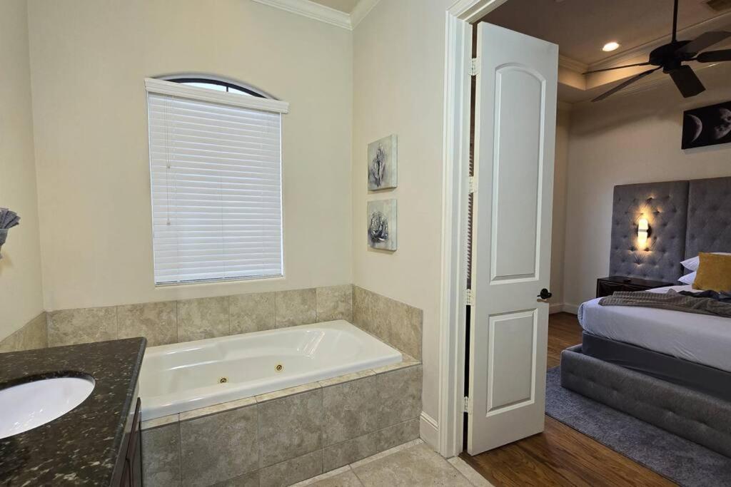 Modern Galleria Gem Private Jacuzzi 3 Br Houston Luaran gambar