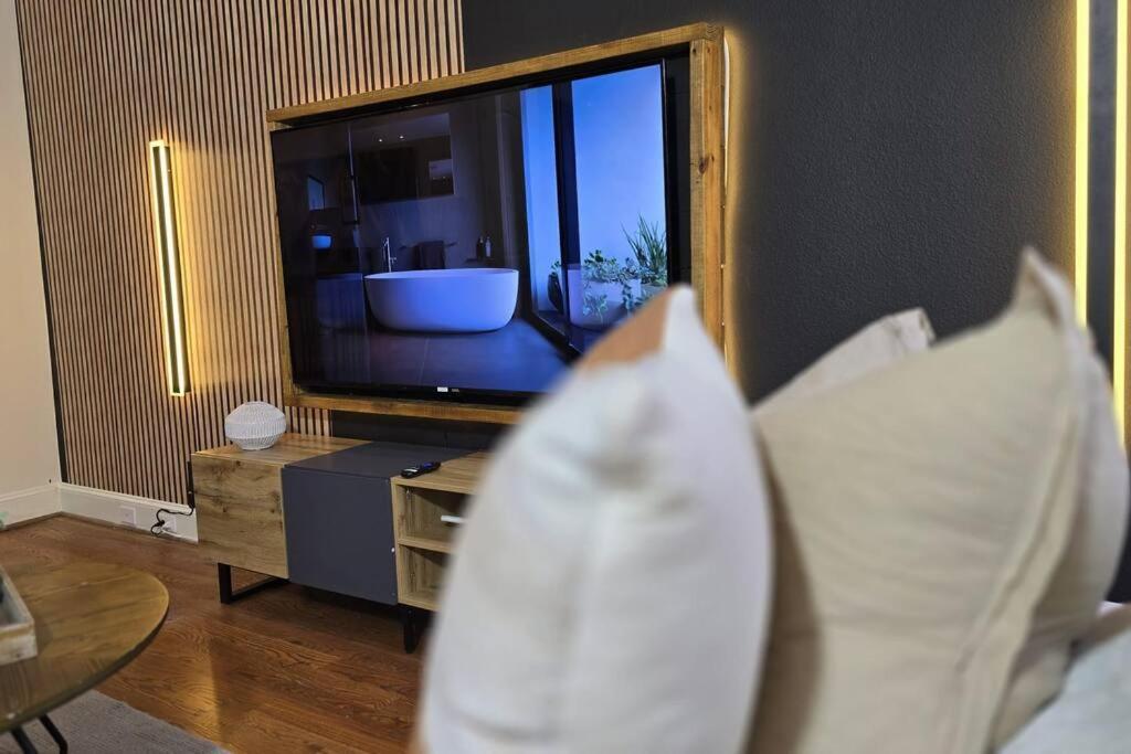 Modern Galleria Gem Private Jacuzzi 3 Br Houston Luaran gambar